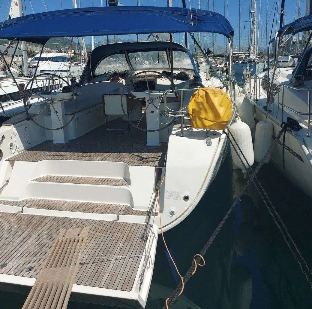 Bavaria Cruiser 45 — Vue arrière du cockpit et de la plage de poupe d’un voilier au port.