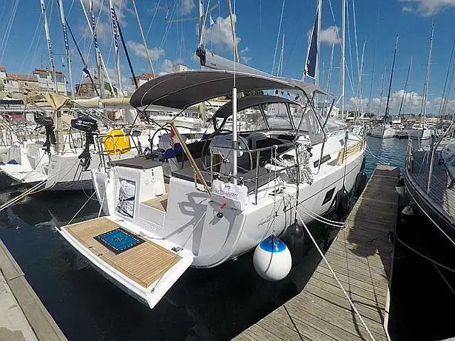 Hanse 458 — Voilier blanc photographié de trois-quarts arrière dans un port de plaisance.