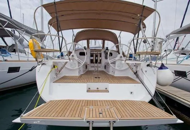 Elan Impression 40 — Vue arrière du cockpit et de la plateforme d’un voilier amarré au port.