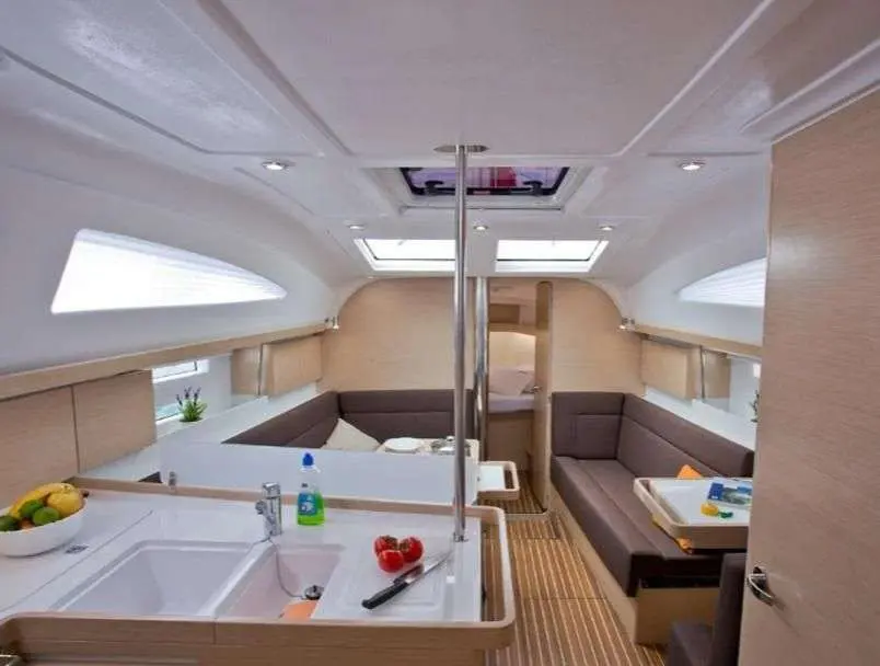 Elan Impression 40 — Vue intérieure montrant la cuisine et le carré aménagés du bateau.