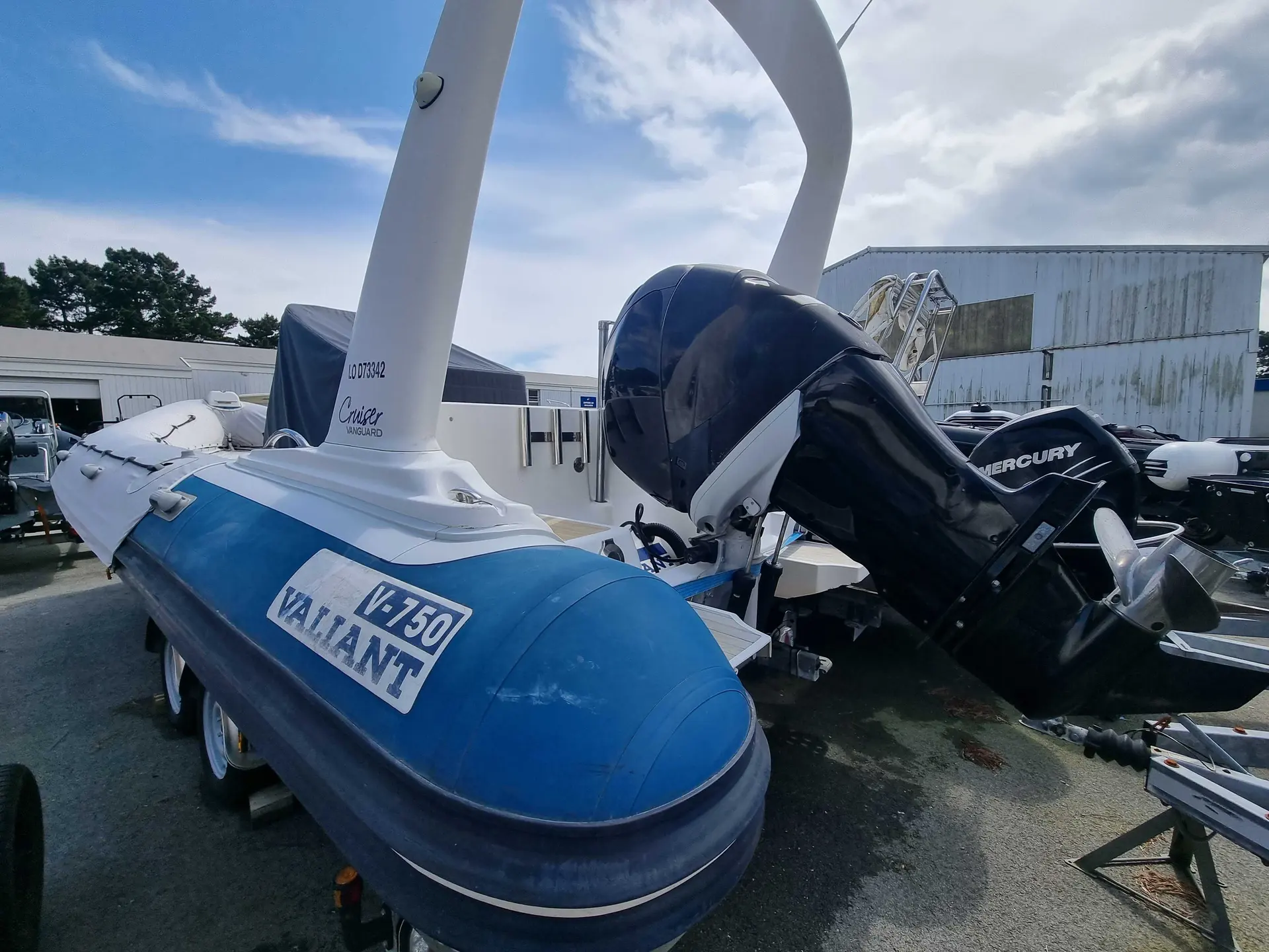 Valiant 750 — Vue rapprochée d’une annexe gonflable bleue équipée d’un moteur hors-bord.