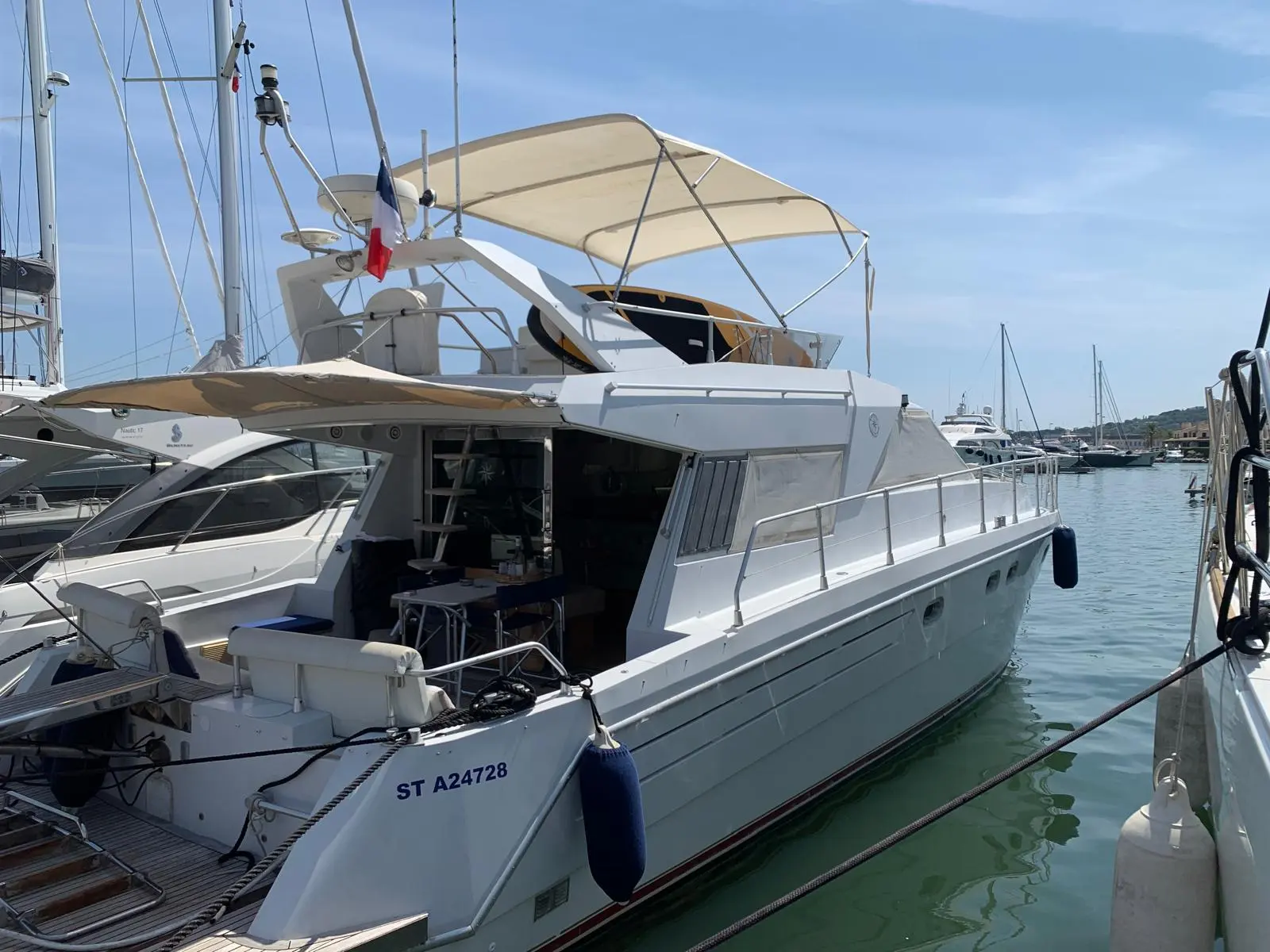 Raffaelli Storm S 90 — Bateau à moteur blanc amarré dans une marina, vu de trois quarts arrière.