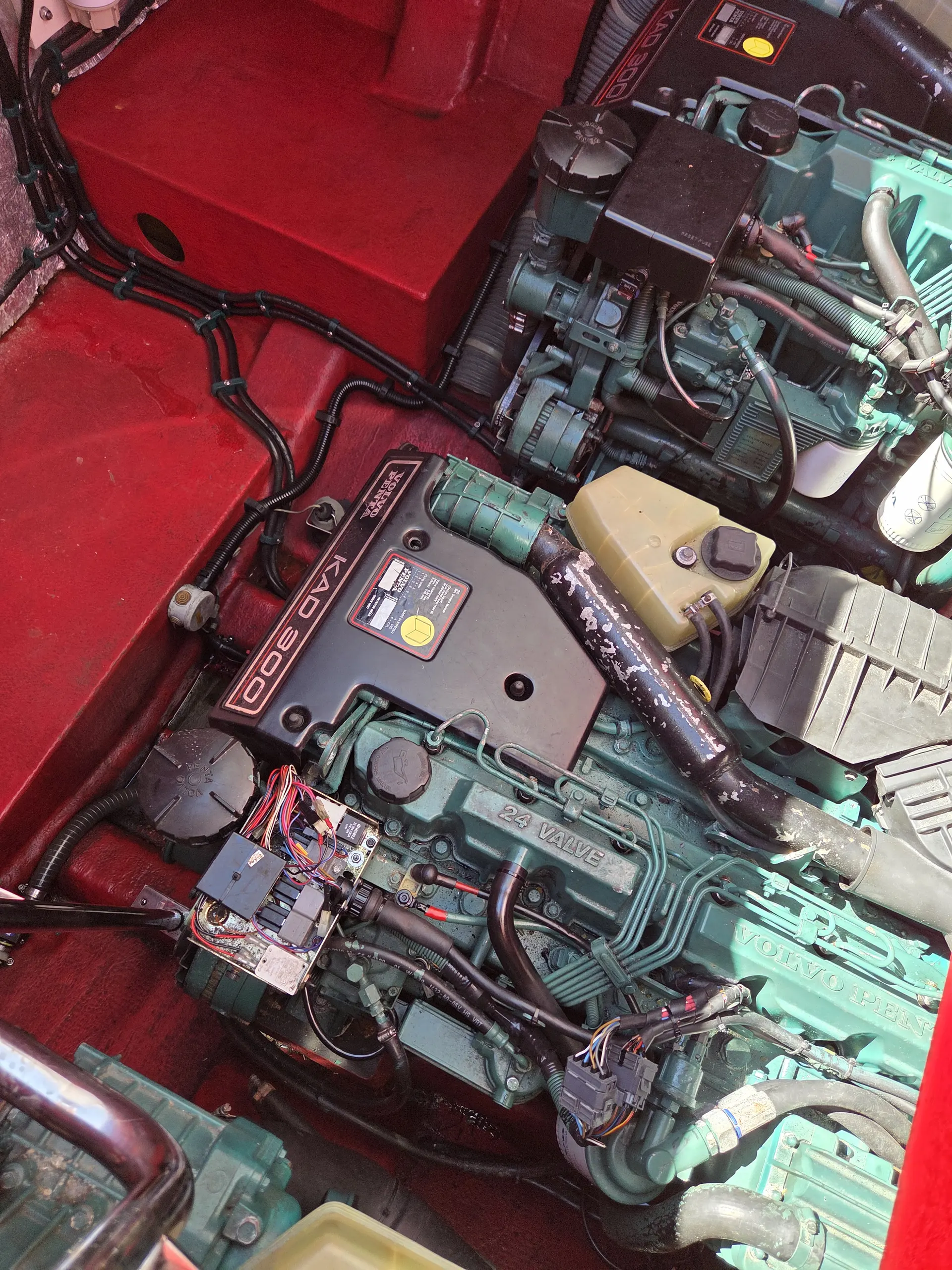 Raffaelli Storm S 90 — Vue rapprochée du compartiment moteur avec deux moteurs Volvo Penta.