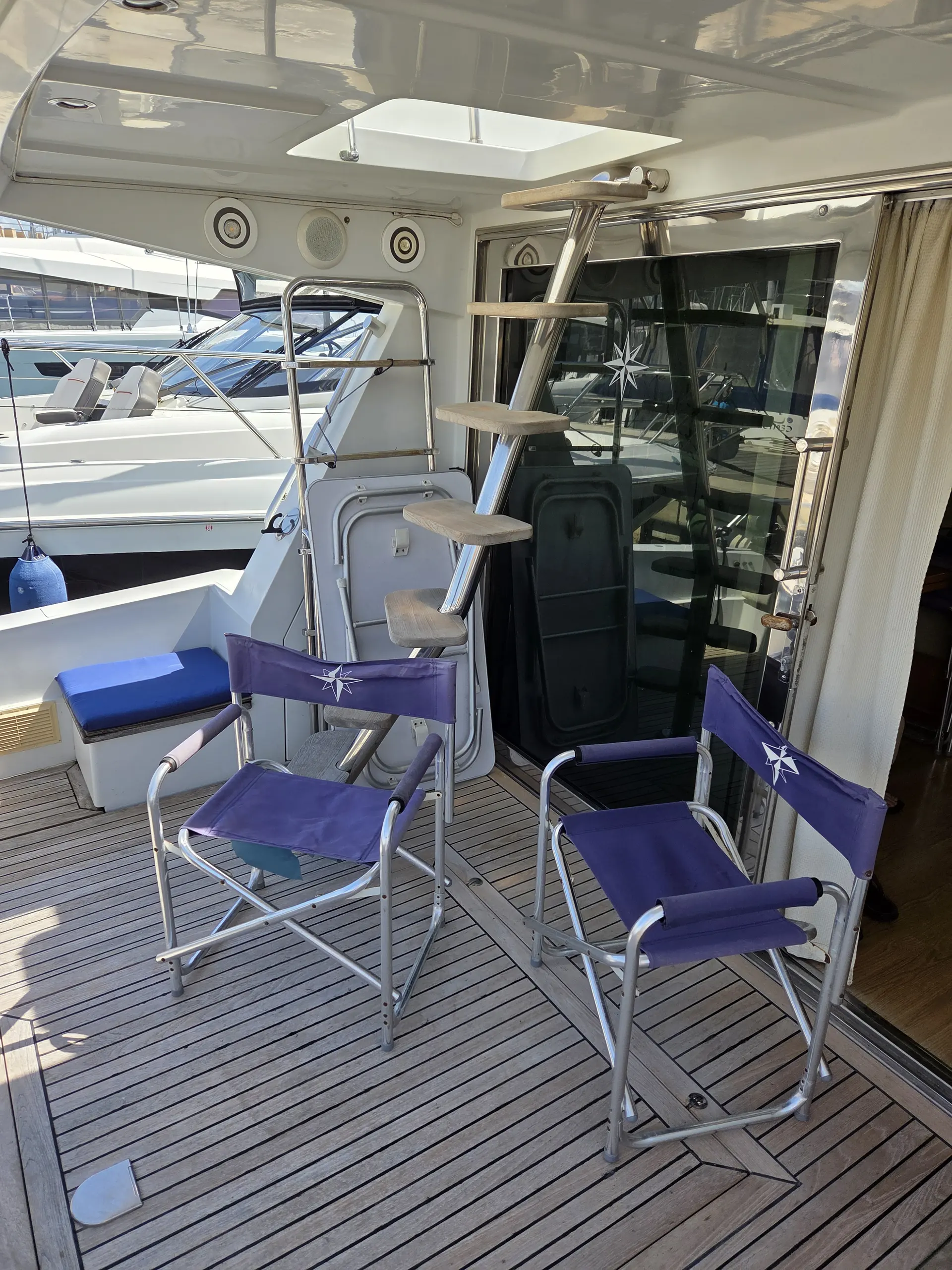 Raffaelli Storm S 90 — Cockpit arrière avec échelle, sièges pliants et accès à la cabine.