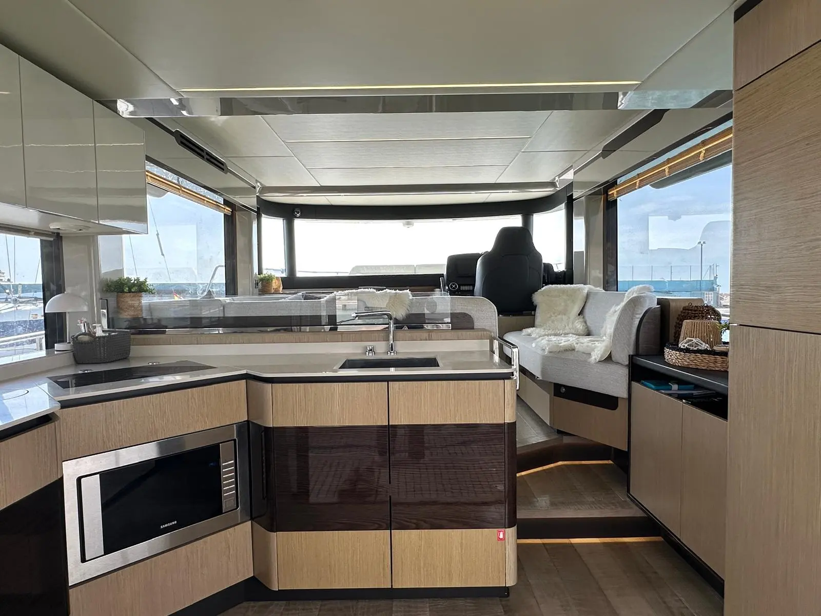 Absolute Navetta 48 — Cuisine aménagée avec évier, four à micro-ondes et poste de pilotage à l'arrière.