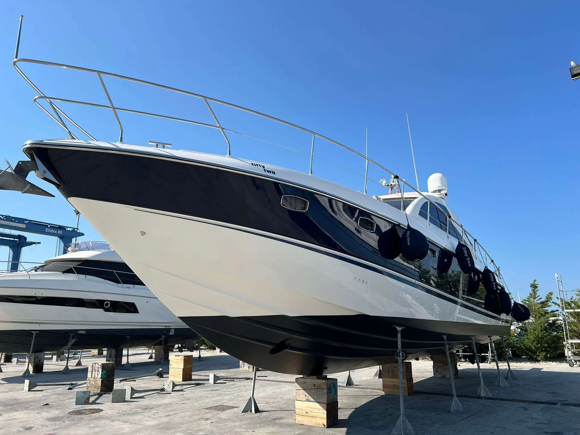 Fairline Targa 52 — Vedette photographiée à terre, vue de trois quarts avant, sur berceaux.