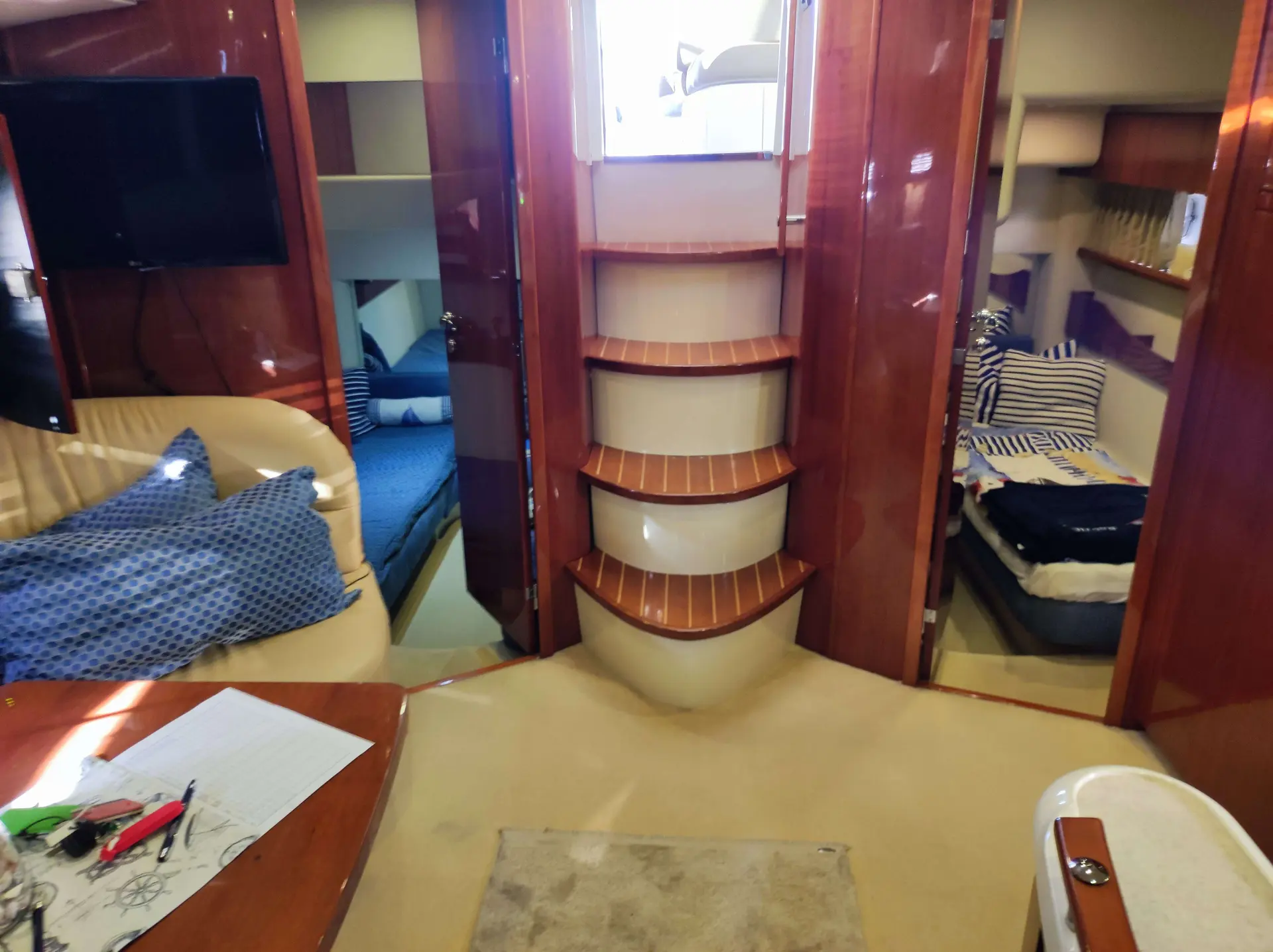 Fairline Targa 52 — Vue intérieure montrant un escalier central et plusieurs espaces de couchage.