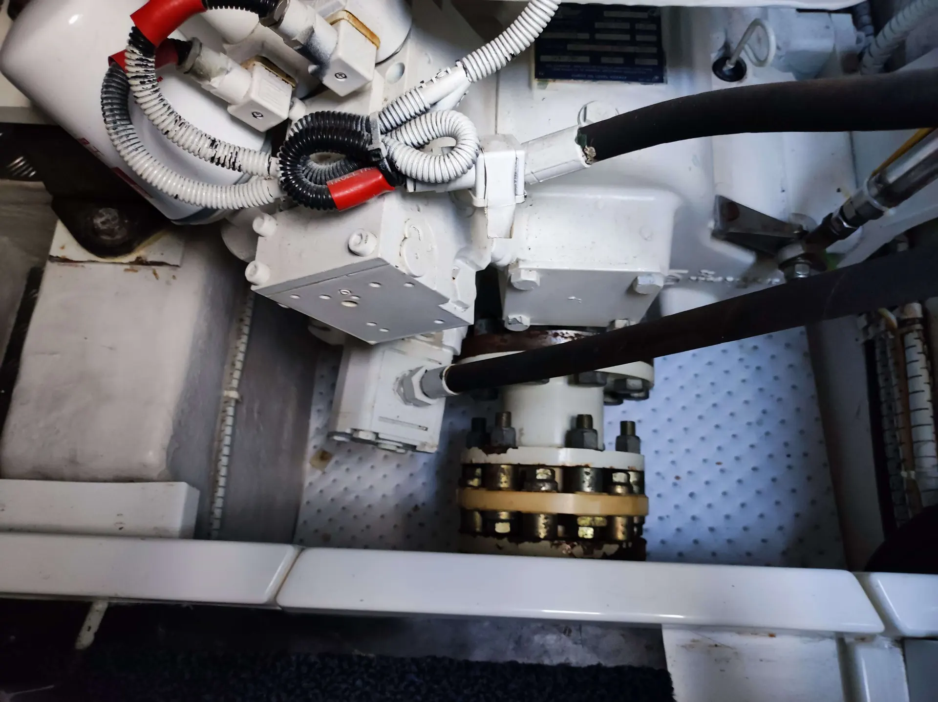 Fairline Targa 52 — Vue rapprochée d’un ensemble mécanique et de ses conduites dans le compartiment moteur.