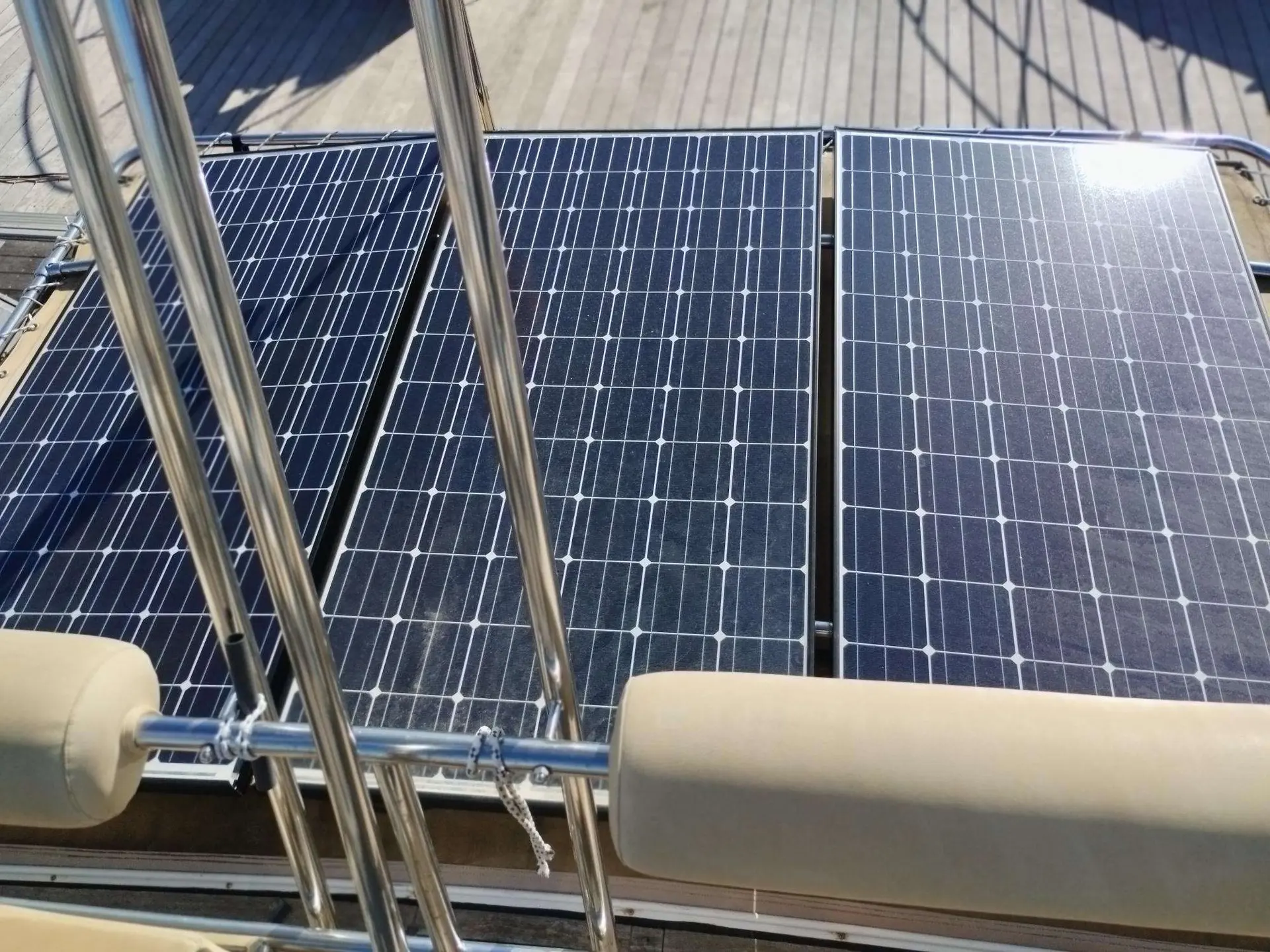 Menorquin 150 — Panneaux solaires installés sur le toit d’un bateau, vus depuis le pont.