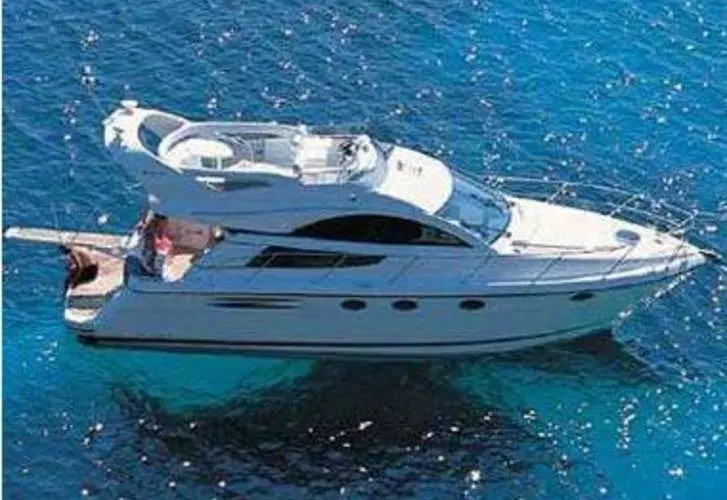 Fairline Phantom 40 — Vue aérienne de profil d’un yacht à moteur blanc sur une mer turquoise.