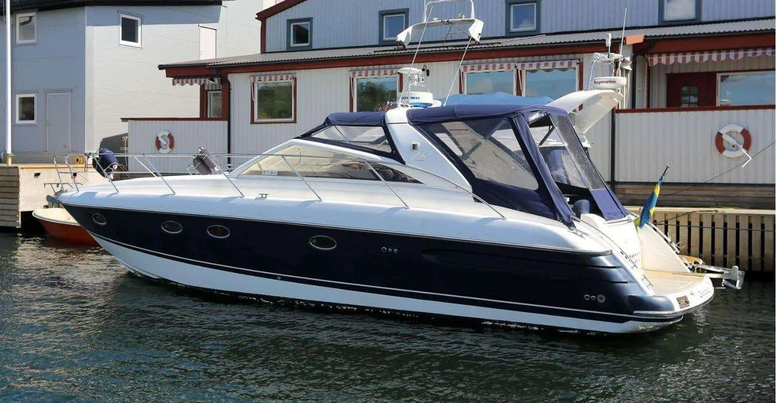 Princess V42 — Bateau à moteur amarré, vu de trois quarts bâbord dans un port.