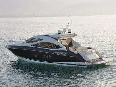Sunseeker Predator 52 — Bateau à moteur vu de trois quarts, sur une mer calme.