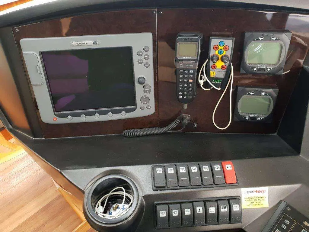 Sunseeker Predator 52 — Vue rapprochée d’un tableau de commande avec écrans et commandes électroniques.