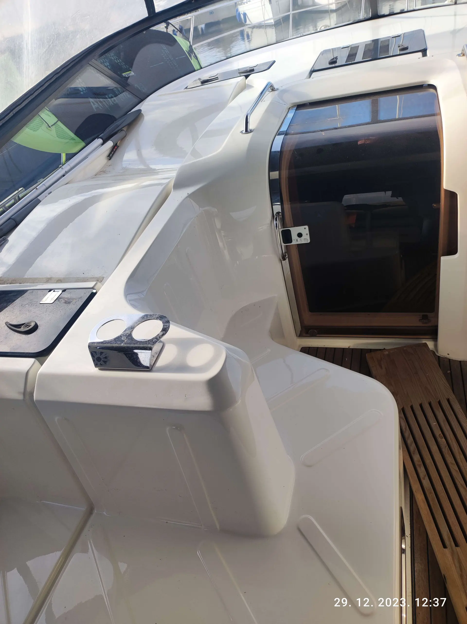 Bavaria Sport 38 — Vue rapprochée du cockpit et de l'accès intérieur du bateau.