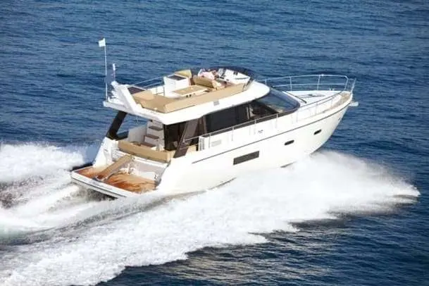 Sealine F 42 — Bateau à moteur blanc vu de trois quarts arrière, naviguant à grande vitesse.