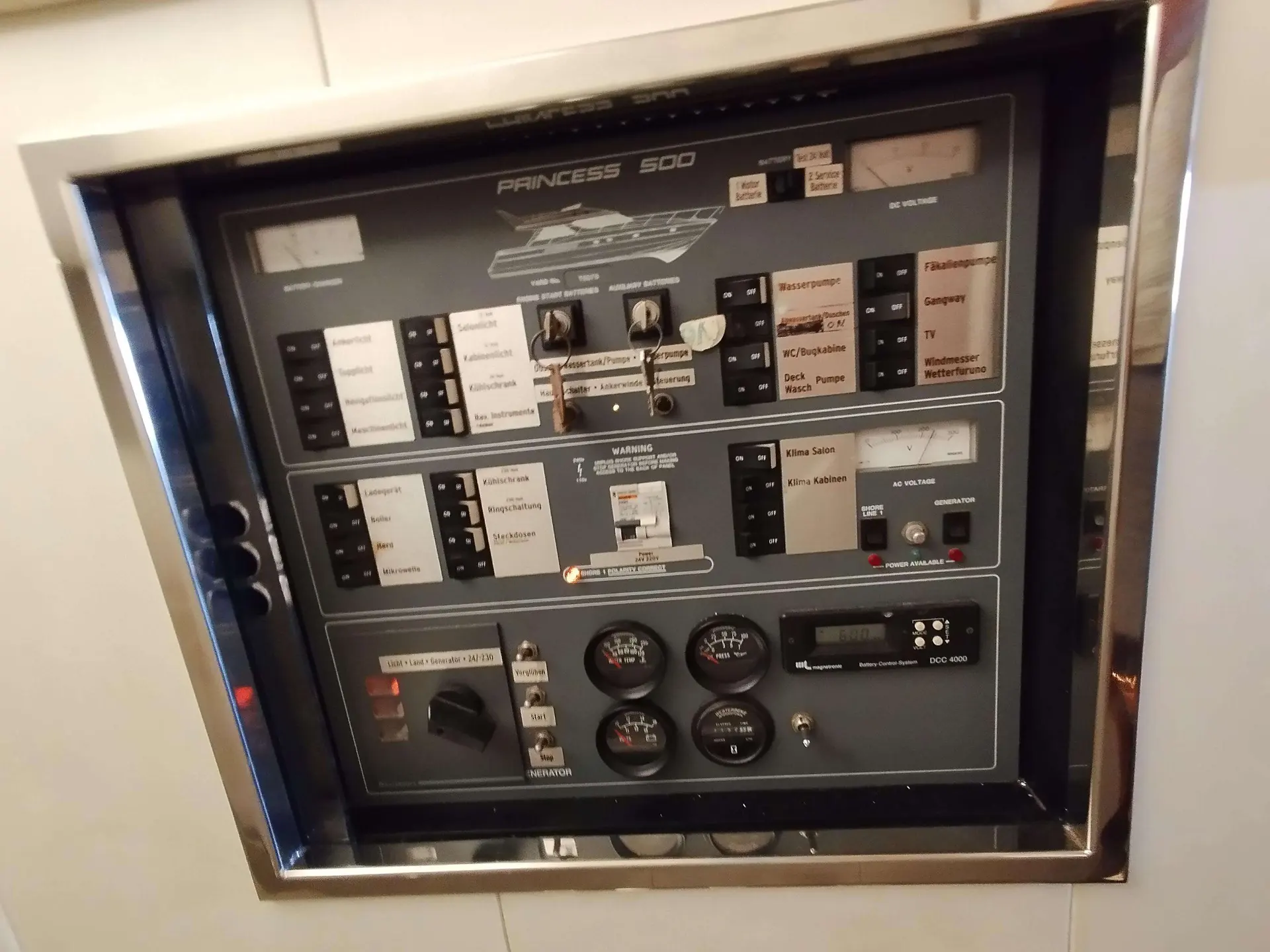 Princess 500 — Panneau de commande électrique et de contrôle d’un bateau.