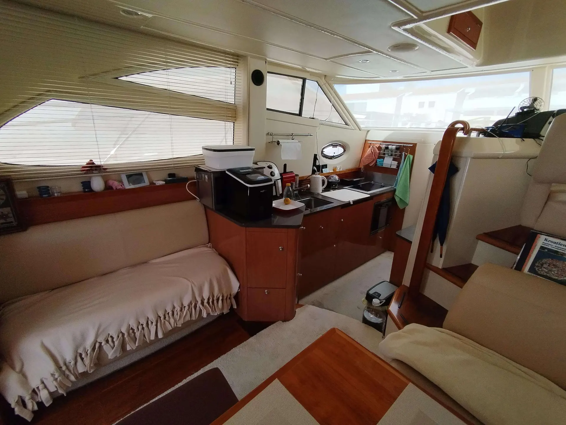 Sealine F 42/5 — Vue intérieure du salon et de la cuisine d’un bateau.