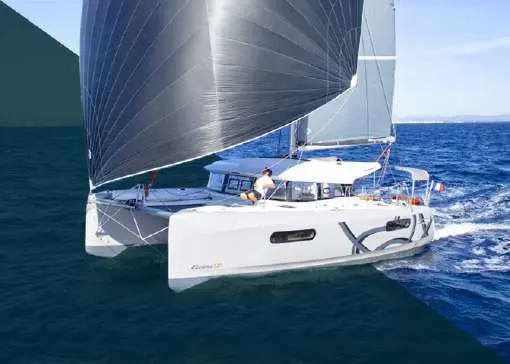 Excess Catamarans Excess 12 — Catamaran blanc naviguant à la voile sur une mer agitée.