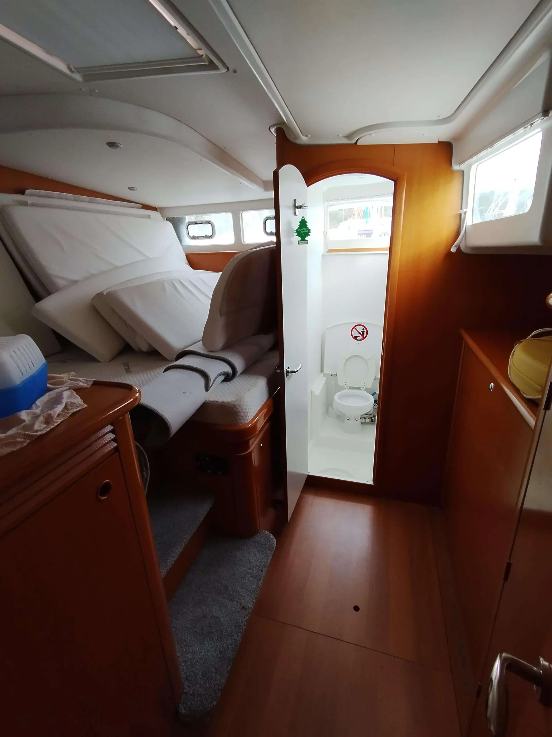Lagoon Power 43 — Cabine intérieure avec couchette et salle d’eau ouverte sur un catamaran.