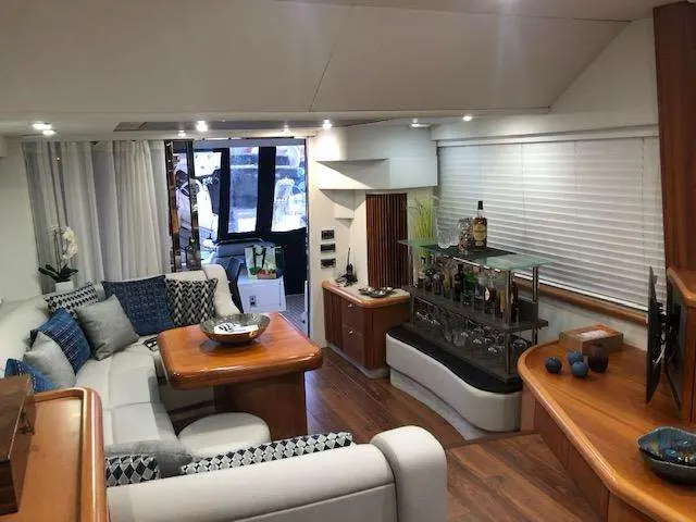 Sunseeker Manhattan 50 — Salon intérieur avec banquette, table basse et bar équipé.