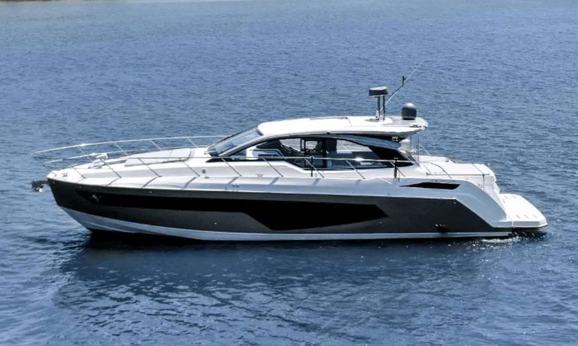 Azimut Atlantis 51 — Vedette à moteur blanche et noire vue de profil sur l’eau.