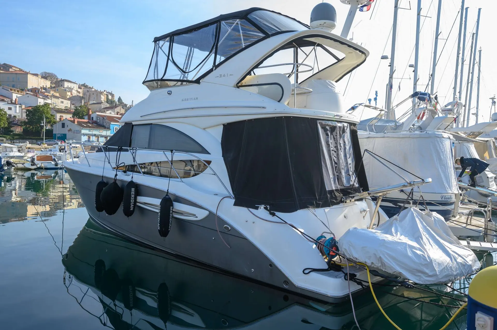 Meridian Yacht 341 — Bateau à moteur amarré dans un port, vu de trois quarts arrière.