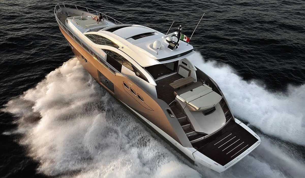 Sessa Marine C68 — Bateau à moteur vu de trois quarts, naviguant à grande vitesse en mer.