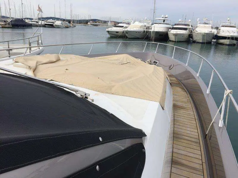 Sessa Marine C68 — Vue partielle de l'avant d'un bateau amarré dans une marina.