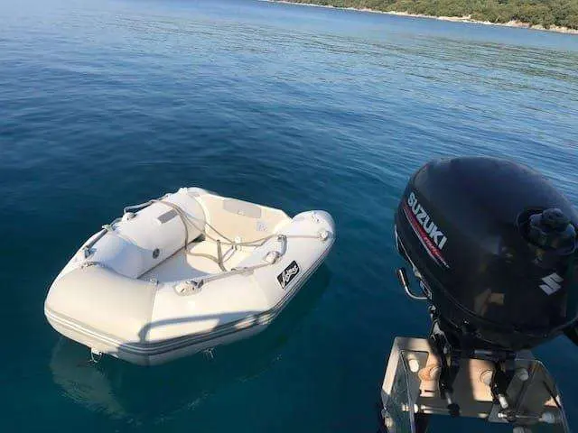 Azimut Atlantis 39 — Annexe pneumatique et moteur hors-bord photographiés depuis le bateau.