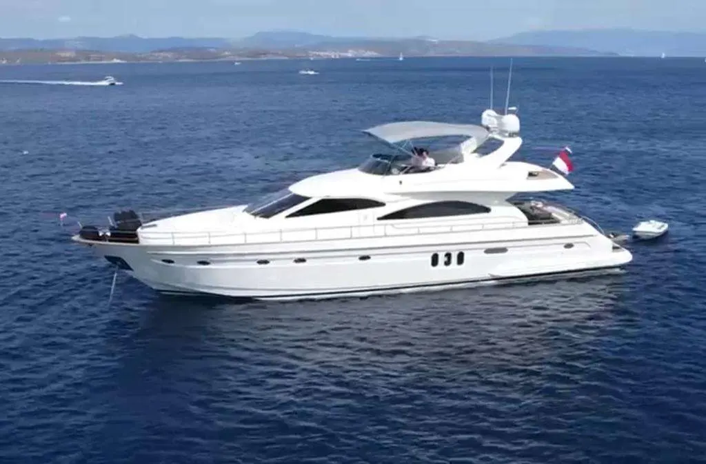 Astondoa 72 GLX — Bateau à moteur blanc photographié de profil sur une mer calme.