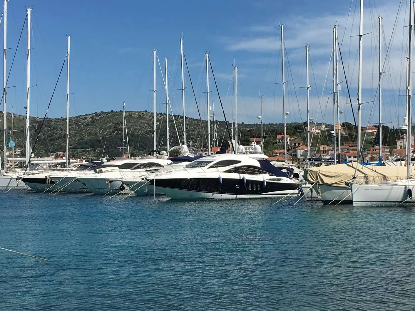 Sunseeker Predator 52 — Vedette à moteur blanche amarrée dans un port de plaisance.