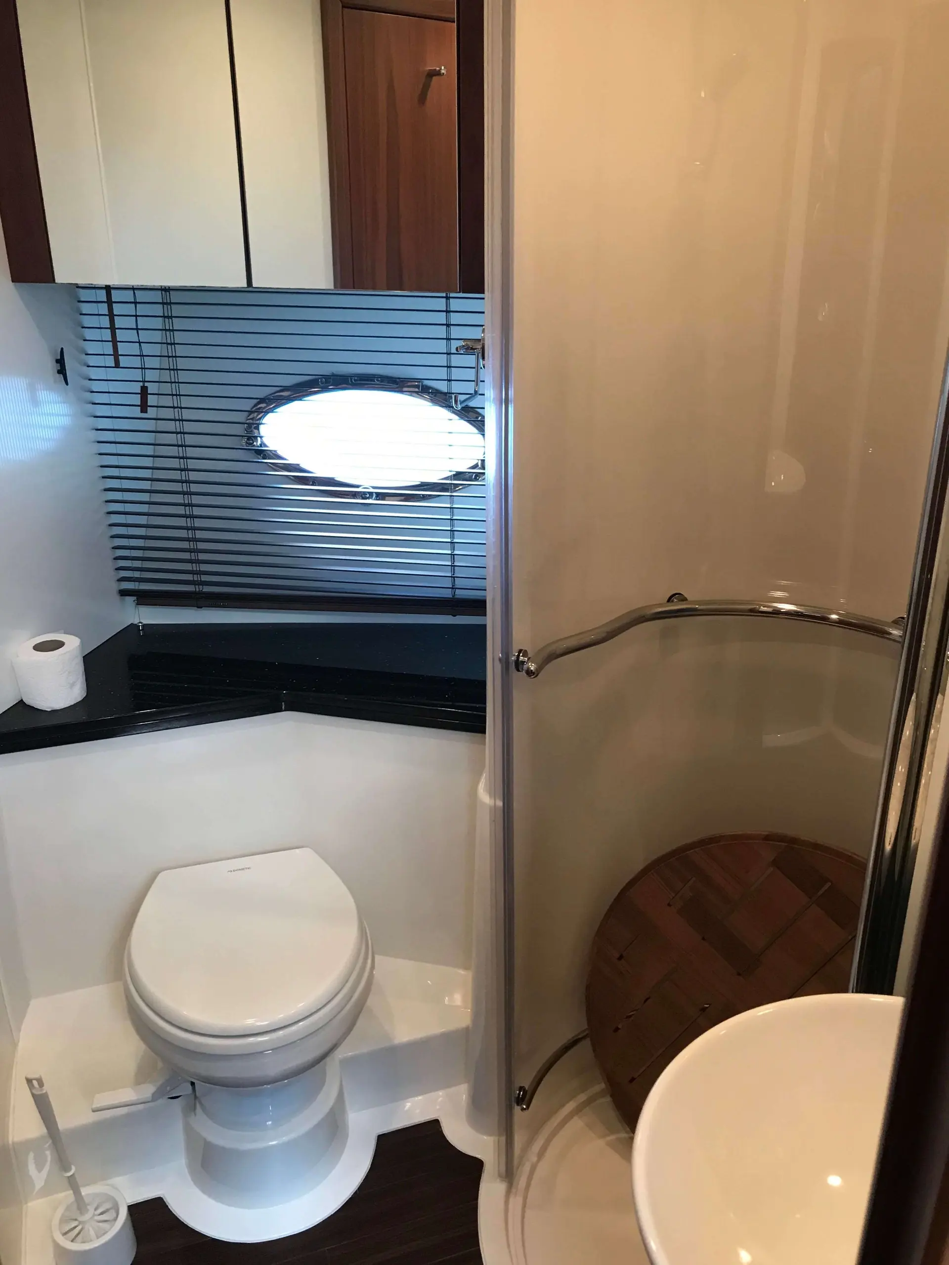 Sunseeker Predator 52 — Salle d’eau avec toilettes, douche vitrée et lavabo à bord.