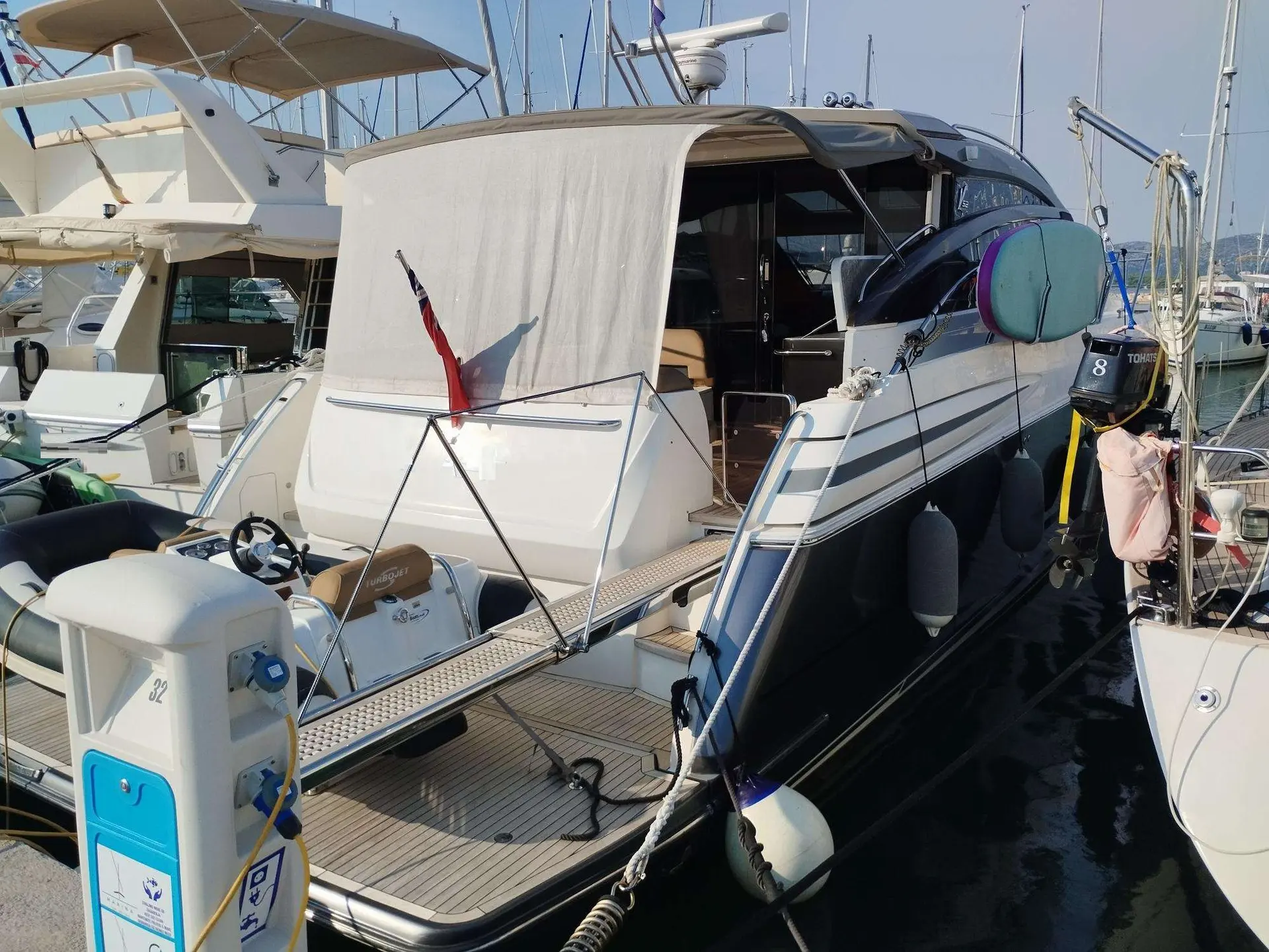 Princess V52 — Bateau à moteur amarré, vu de trois quarts arrière dans un port.