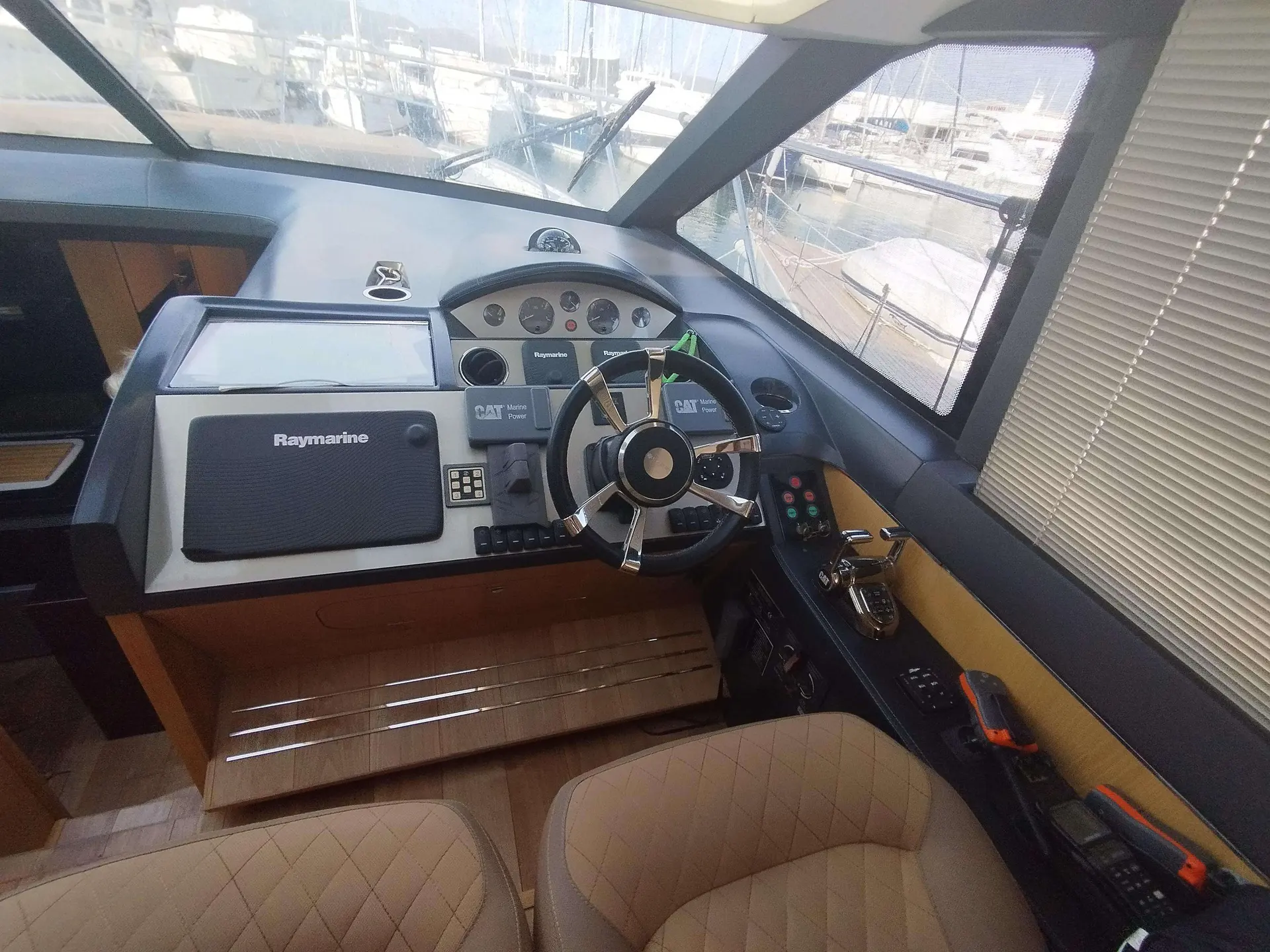 Princess V52 — Poste de pilotage intérieur avec instruments, commandes et sièges en cuir.
