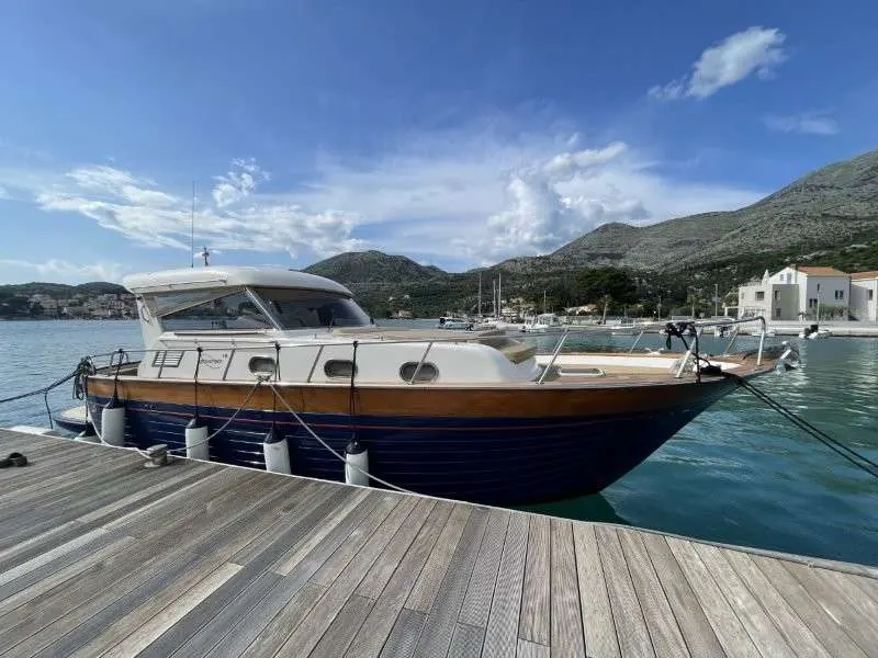 Apreamare 38 Open — Bateau à moteur amarré au ponton, photographié de profil dans un port.