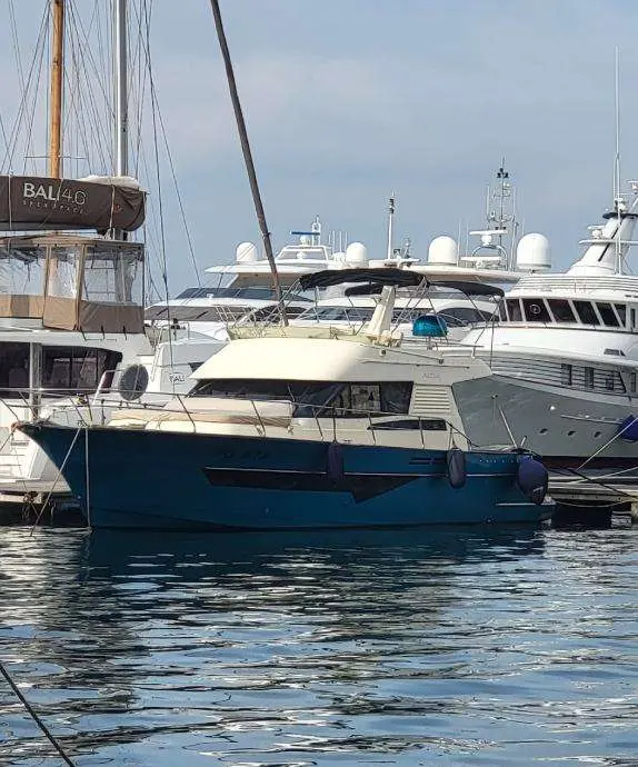 ACM Dynasty 43 — Bateau à moteur bleu et blanc amarré dans un port de plaisance.