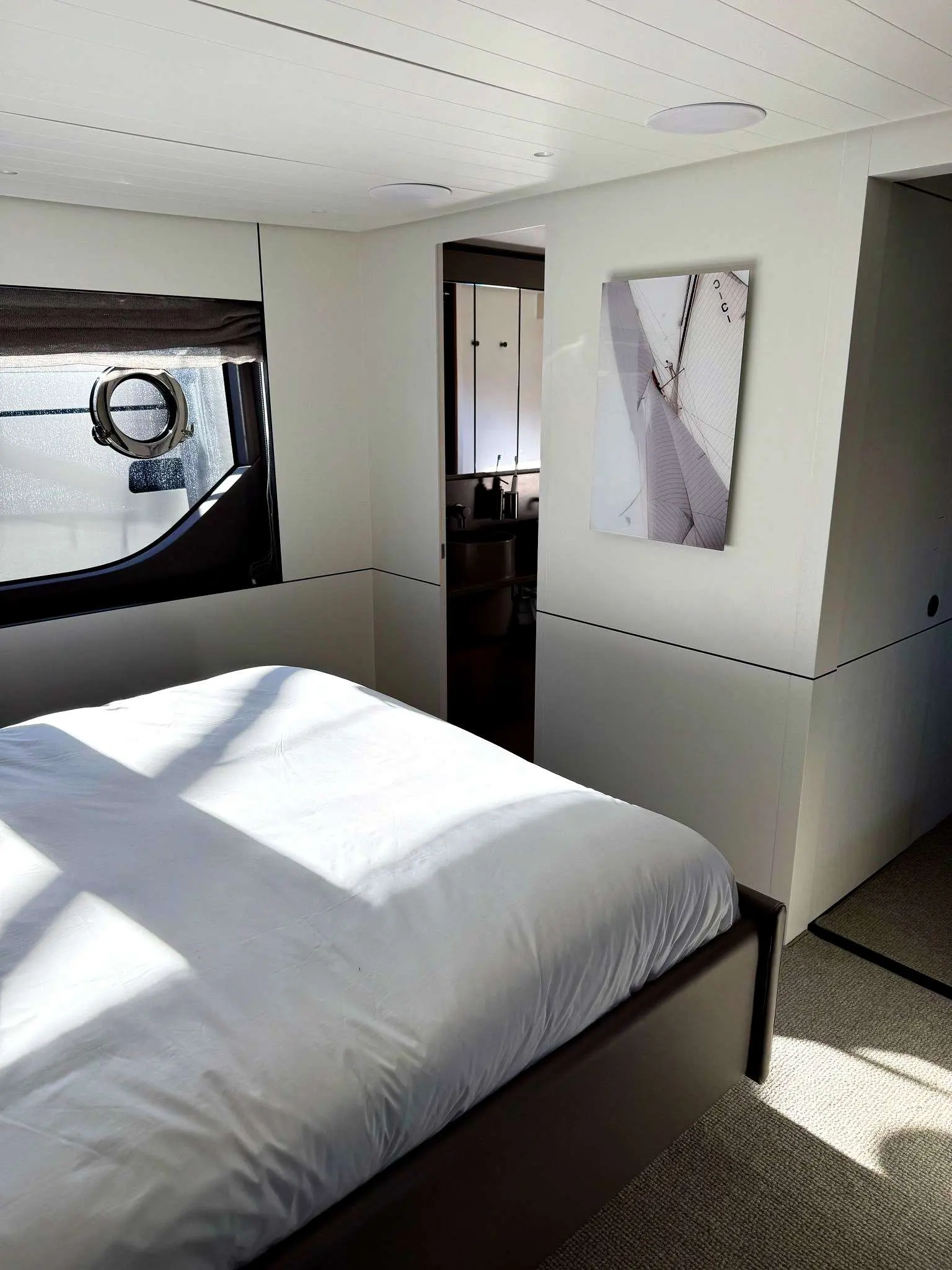 Bluegame BGX 70 — Cabine avec lit double, hublot et rangements intégrés.