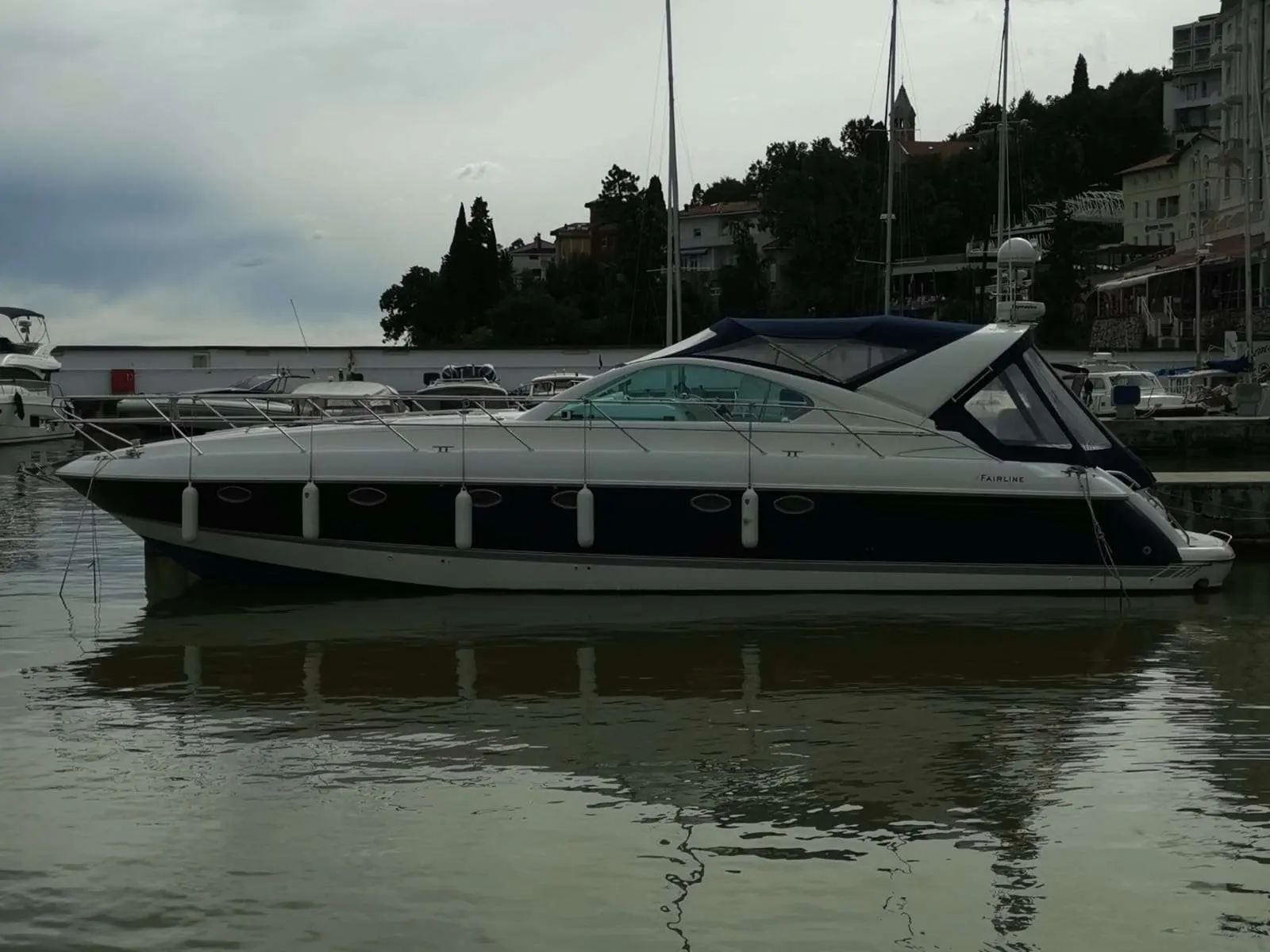 Fairline Targa 48 — Bateau à moteur photographié de profil dans une marina.