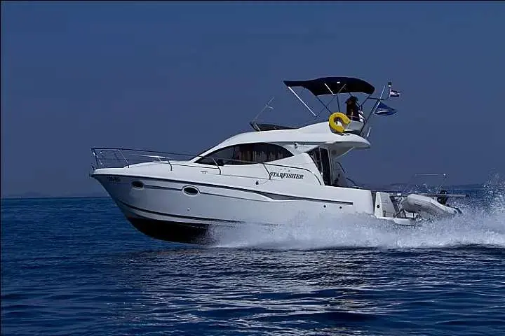 Starfisher 34 — Bateau à moteur blanc vu de trois quarts, naviguant sur la mer.