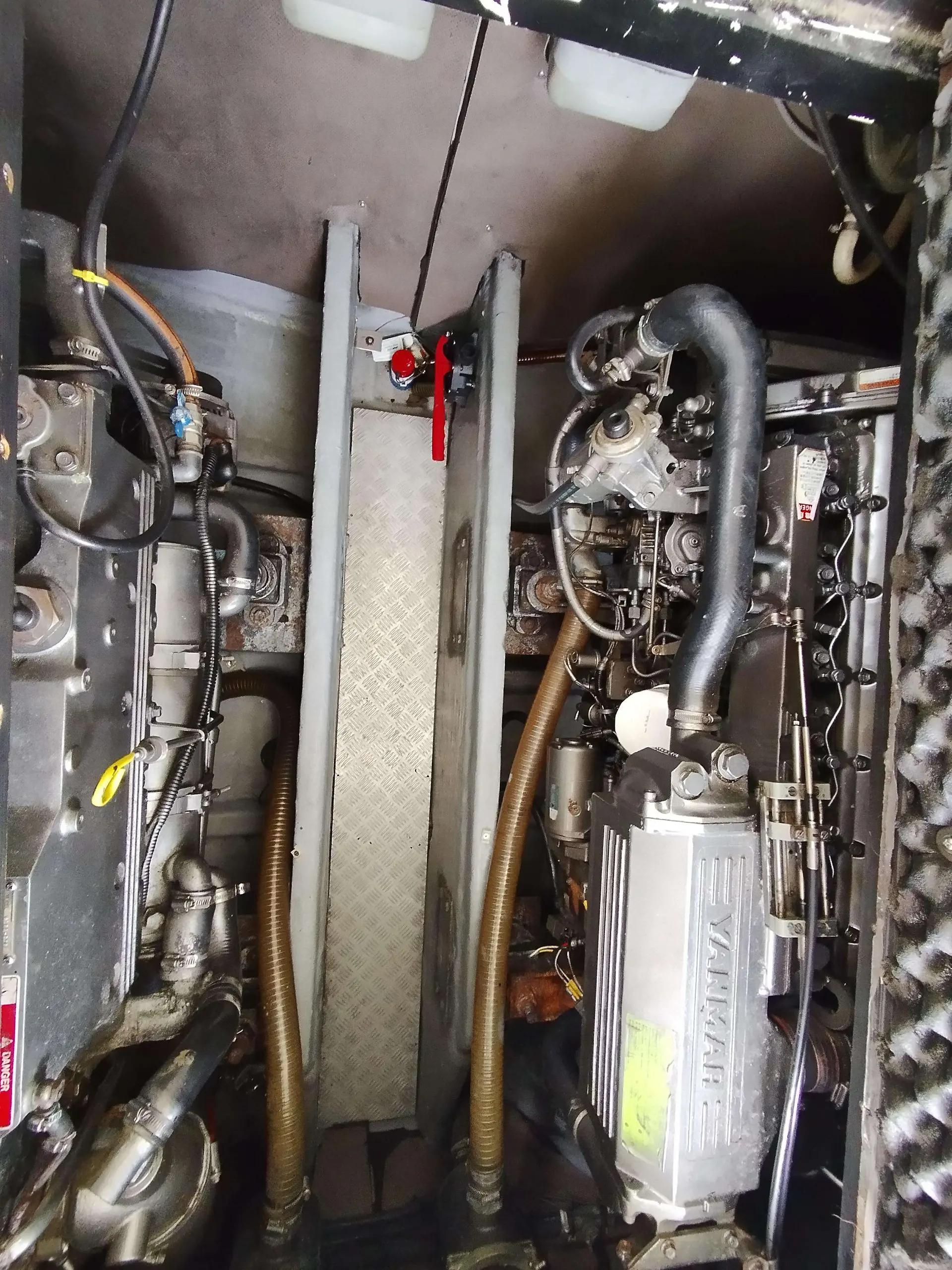 Starfisher 34 — Vue du compartiment moteur avec moteurs, durites et éléments mécaniques visibles.