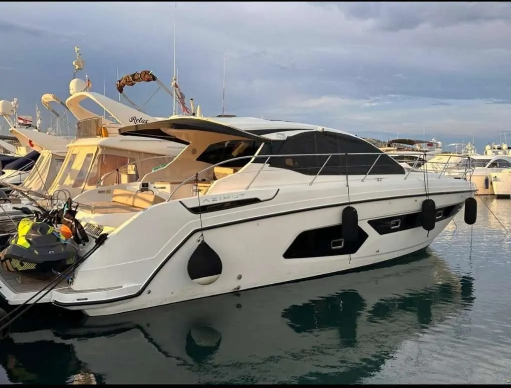 Azimut Atlantis 43 — Bateau à moteur blanc vu de trois quarts dans une marina.