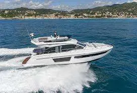 Azimut 53 — Bateau à moteur naviguant au large d'une côte montagneuse