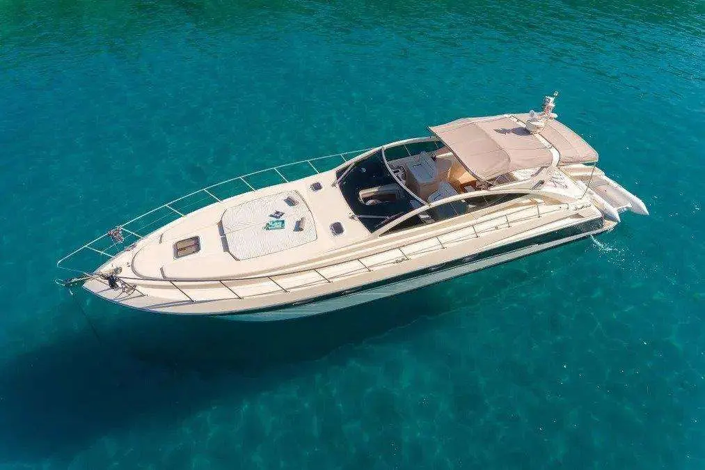Dalla Pieta 48 — Vue aérienne en trois quarts d’un yacht à moteur sur une mer turquoise.