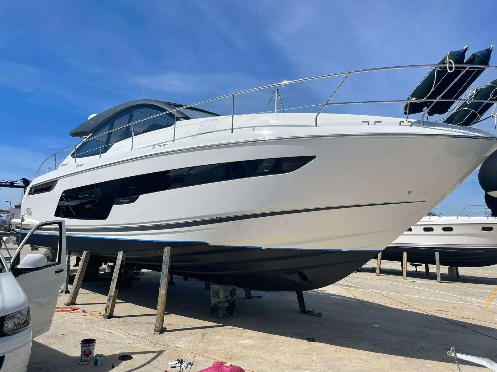 Fairline Targa 48 — Bateau à moteur blanc photographié sur ber, vu de trois quarts bâbord.