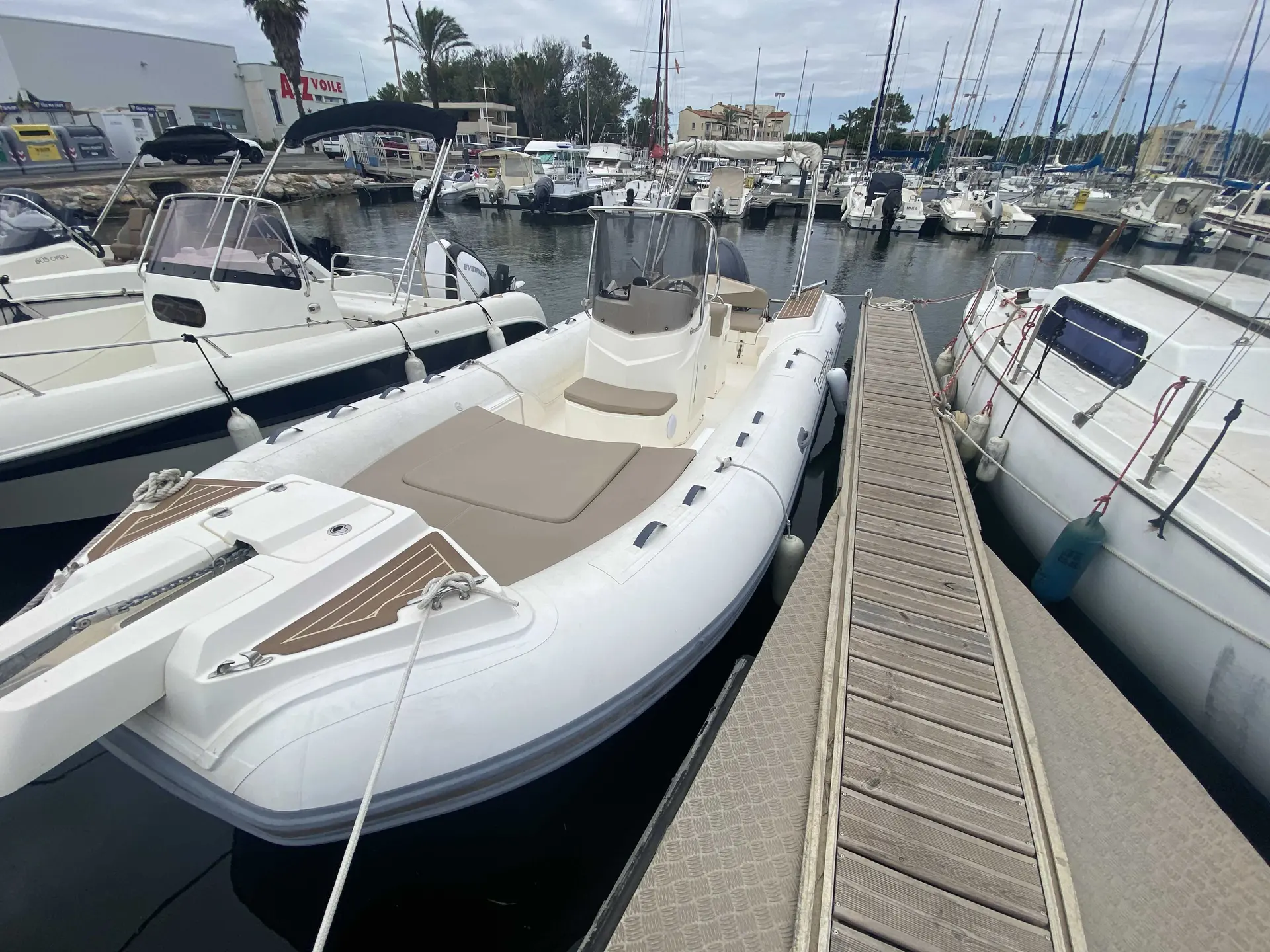 Capelli 700 — Bateau semi-rigide amarré dans un port, vu de trois quarts avant.