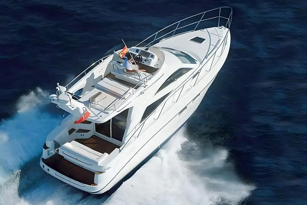Sealine F 34 — Vue aérienne trois-quarts d’un bateau à moteur naviguant à grande vitesse.