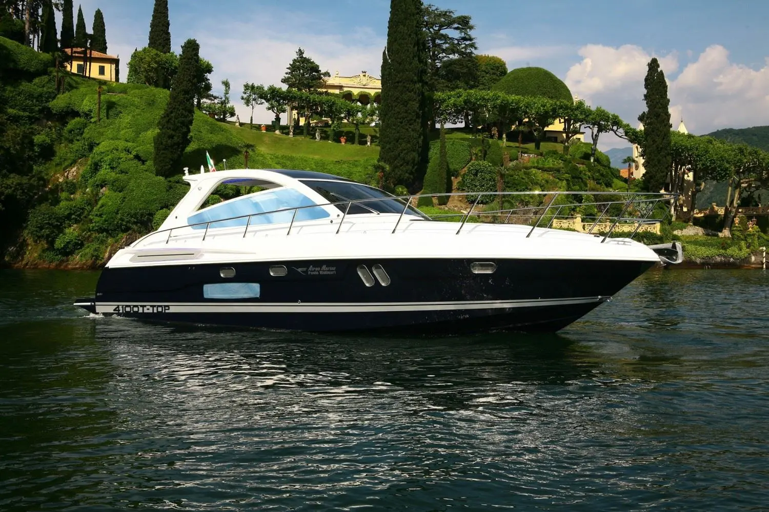Airon Marine 43 — Bateau à moteur blanc et noir photographié de profil sur un plan d’eau.
