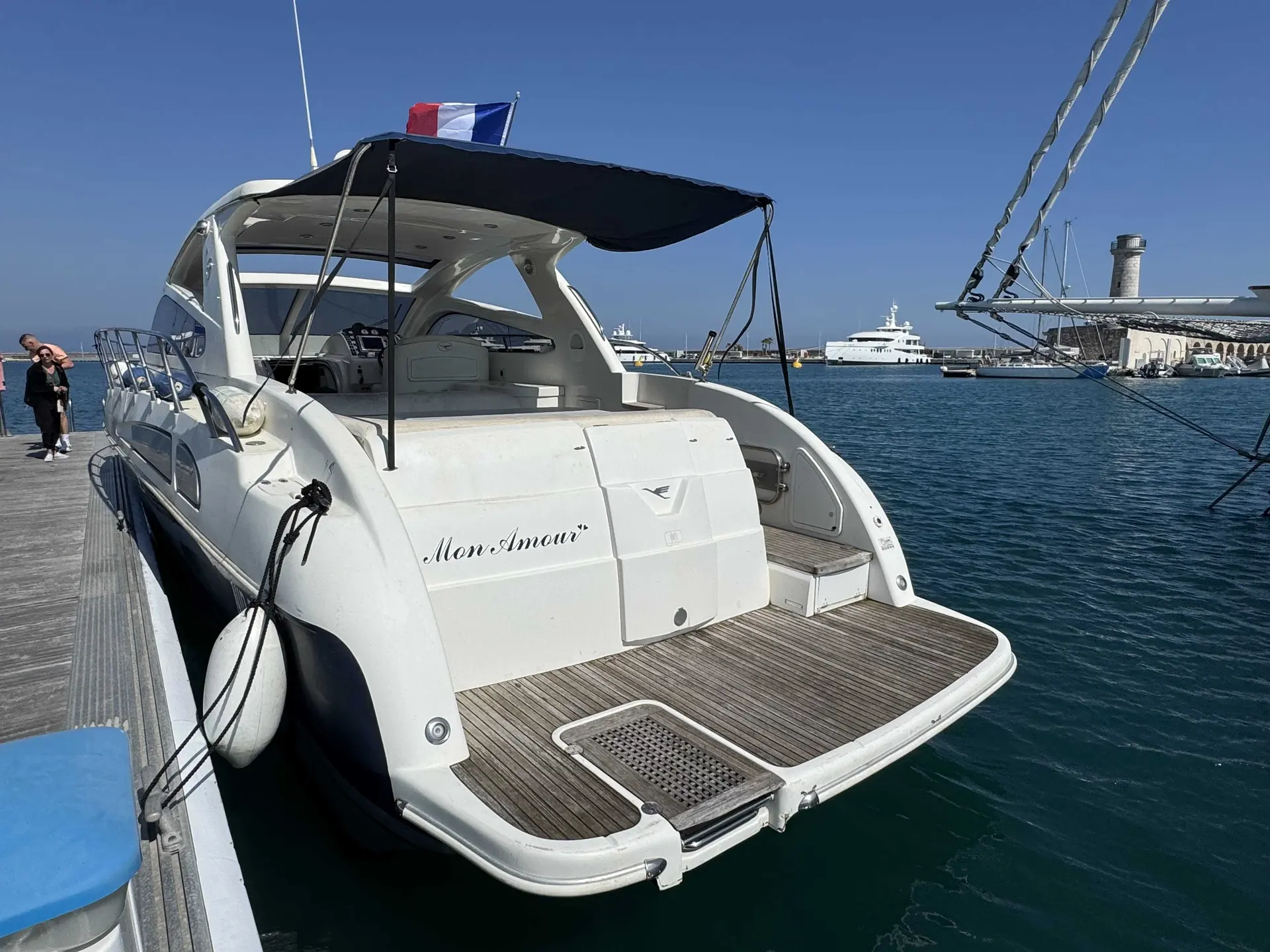 Airon Marine 43 — Bateau blanc vu de trois-quarts arrière, amarré au ponton, avec cockpit ouvert.