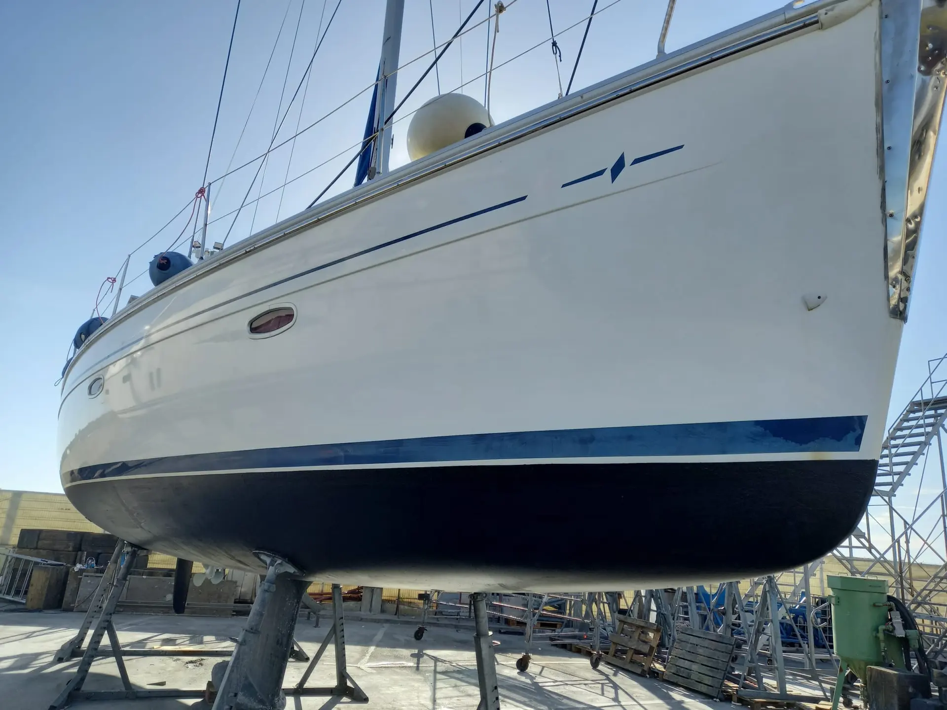 Bavaria Vision 44 — Vue rapprochée de la coque d’un voilier posé sur bers dans un chantier naval.