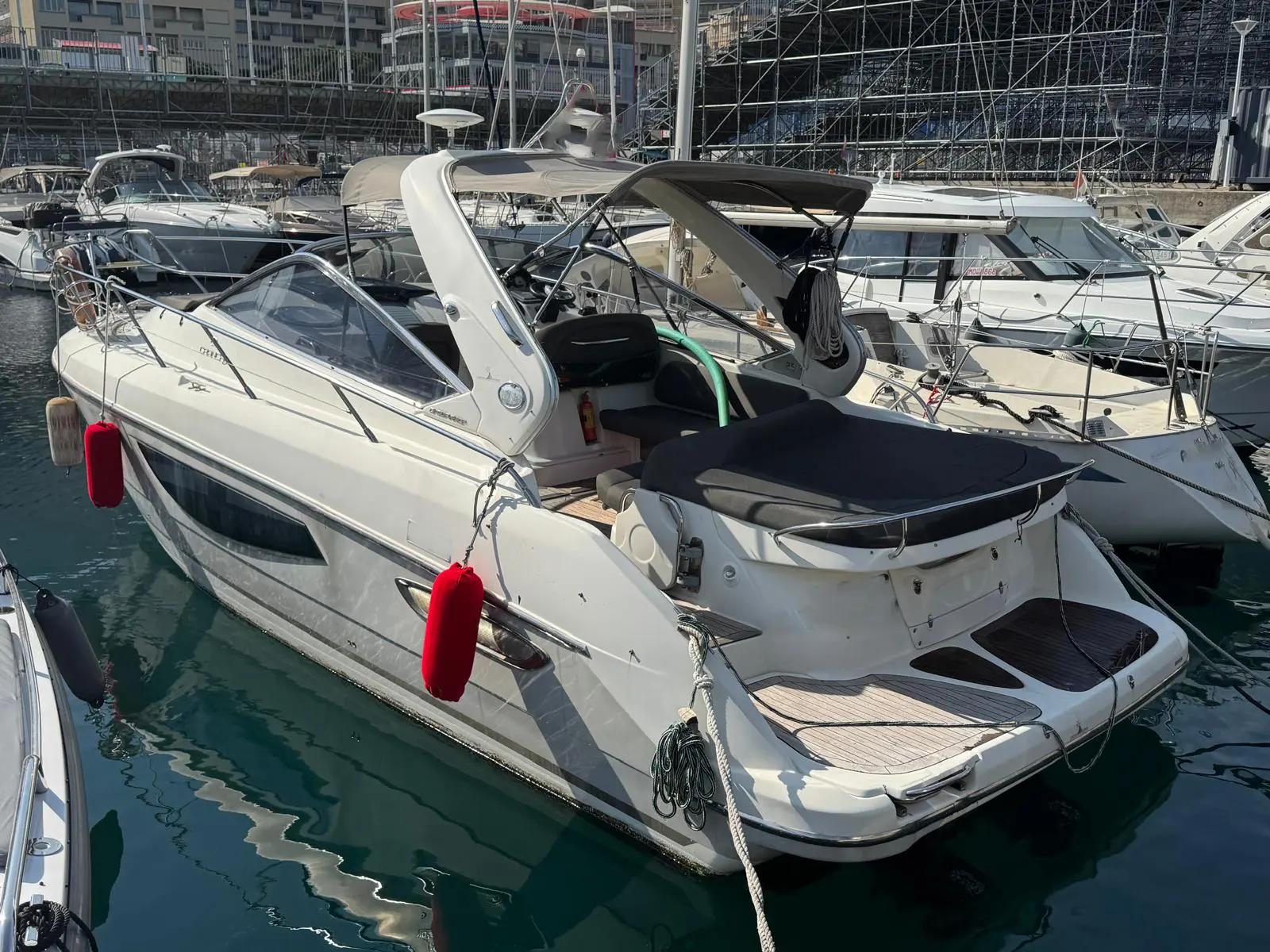 Cranchi Endurance 33 — Bateau à moteur blanc amarré dans un port, vu de trois quarts arrière.